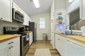 Kylskåp, mikrovågsugn, spishäll och diskmaskin