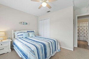 3 bedrooms, iron/ironing board, travel cot, WiFi - Island Oaks - your perfect Savannah escape! (Savannah)