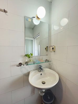 Douche, sèche-cheveux, bidet, serviettes fournies