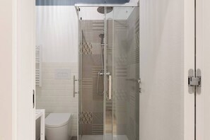 Apartment, 1 Queen Bed, Air conditioning | Bathroom