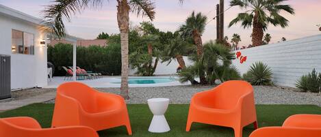 Huis, Meerdere bedden, toegang tot zwembad, uitzicht op bergen (Retro Desert Retreat) | Terras