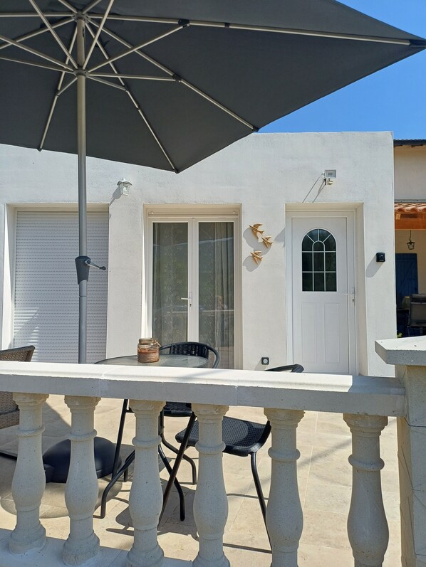 Outdoor dining - New, fully-equipped F2 gite in secure grounds (Unknown)