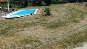 A swimming pool with a view of mountains in the background. - New, fully-equipped F2 gite in secure grounds (Hérépian)
