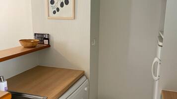 Réfrigérateur, micro-ondes, plaque de cuisson, lave-vaisselle