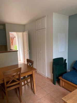 Dining - House 6 persons.2 bedrooms, 1 living room (Monflanquin)