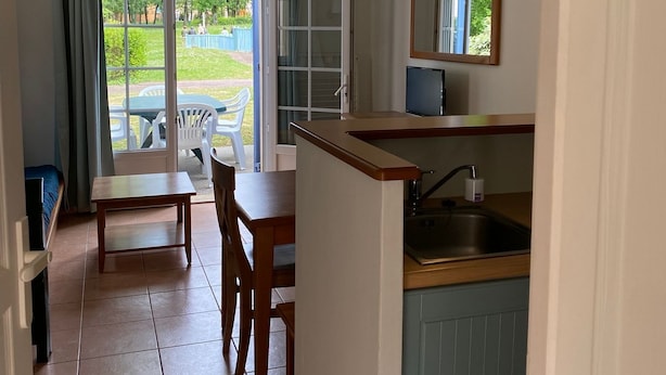 A compact kitchen with a dining area, a sink, and a large window offering a view of the outdoors. - House 6 persons.2 bedrooms, 1 living room (Monflanquin)