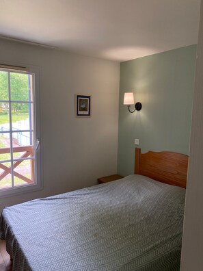 2 bedrooms, travel crib, free WiFi, bed sheets