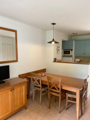 Dining - House 6 persons.2 bedrooms, 1 living room (Monflanquin)