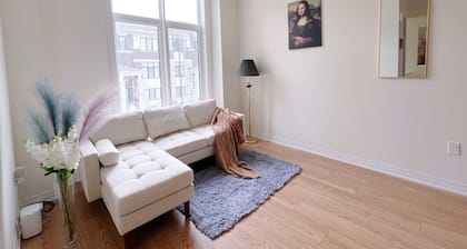 Modern Family Friendly Convenient in Richmond Hill
