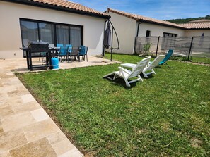 Outdoor dining - Spacious Evan house (new villa) close to the center and air-conditioned. (Ruoms)