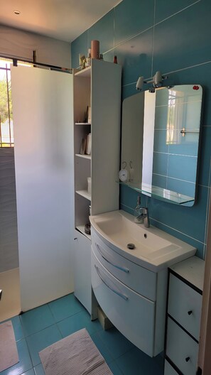 Dusche, Haartrockner, Handtücher, Toilettenpapier
