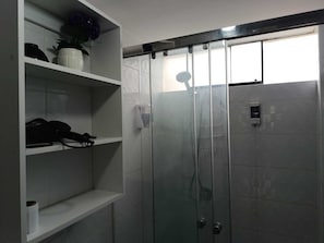 Haartrockner, Handtücher, Seife, Toilettenpapier