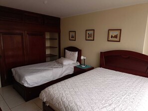 2 bedrooms, iron/ironing board, WiFi