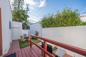 Outdoor dining - Charming Spanish 1924, 3-bedroom/2-bath home in Long Beach/Belmont Shores! (Long Beach)