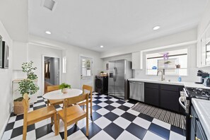 Microwave, oven, stovetop, dishwasher - Charming Spanish 1924, 3-bedroom/2-bath home in Long Beach/Belmont Shores! (Long Beach)