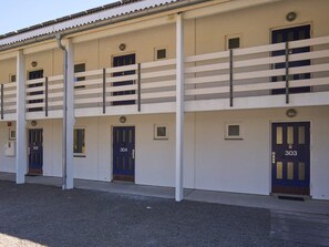Un edificio con varias puertas, cada una marcada con un número.