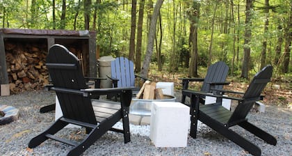 Cozy 3-bedroom cabin in enchanting Pocono Lake with AC, WiFi