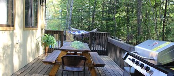 Cozy 3-bedroom cabin in enchanting Pocono Lake with AC, WiFi