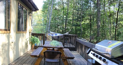 Cozy 3-bedroom cabin in enchanting Pocono Lake with AC, WiFi