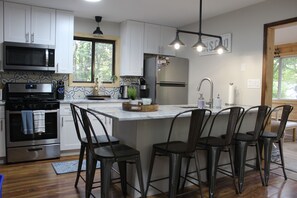 Four à micro-ondes, un four, surface de cuisson, lave-vaisselle