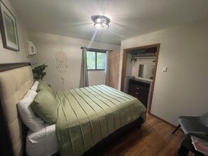 3 bedrooms, iron/ironing board, WiFi, bed sheets