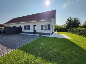 Exterior - Quiet gîte, close to Baie de somme (3kms). Comfortable and air-conditioned (Favières)