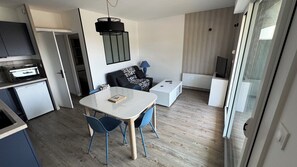 Living area - Apartment 400m from the beach and 200m from the shops on the pedestrian street. (Mimizan)