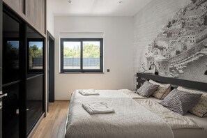 3 chambres, coffres-forts dans les chambres, bureau