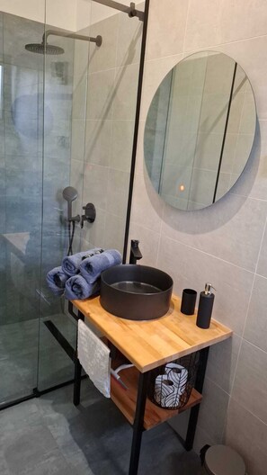 Douche, sèche-cheveux, serviettes fournies, savon