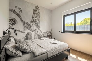 3 soverom, safe på rommet, skrivebord og strykejern/-brett