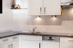 Fridge, microwave, stovetop, dishwasher