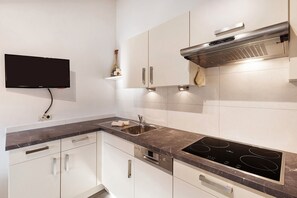 Fridge, microwave, stovetop, dishwasher