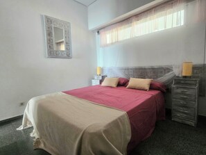 2 dormitorios, tabla de planchar con plancha, ropa de cama