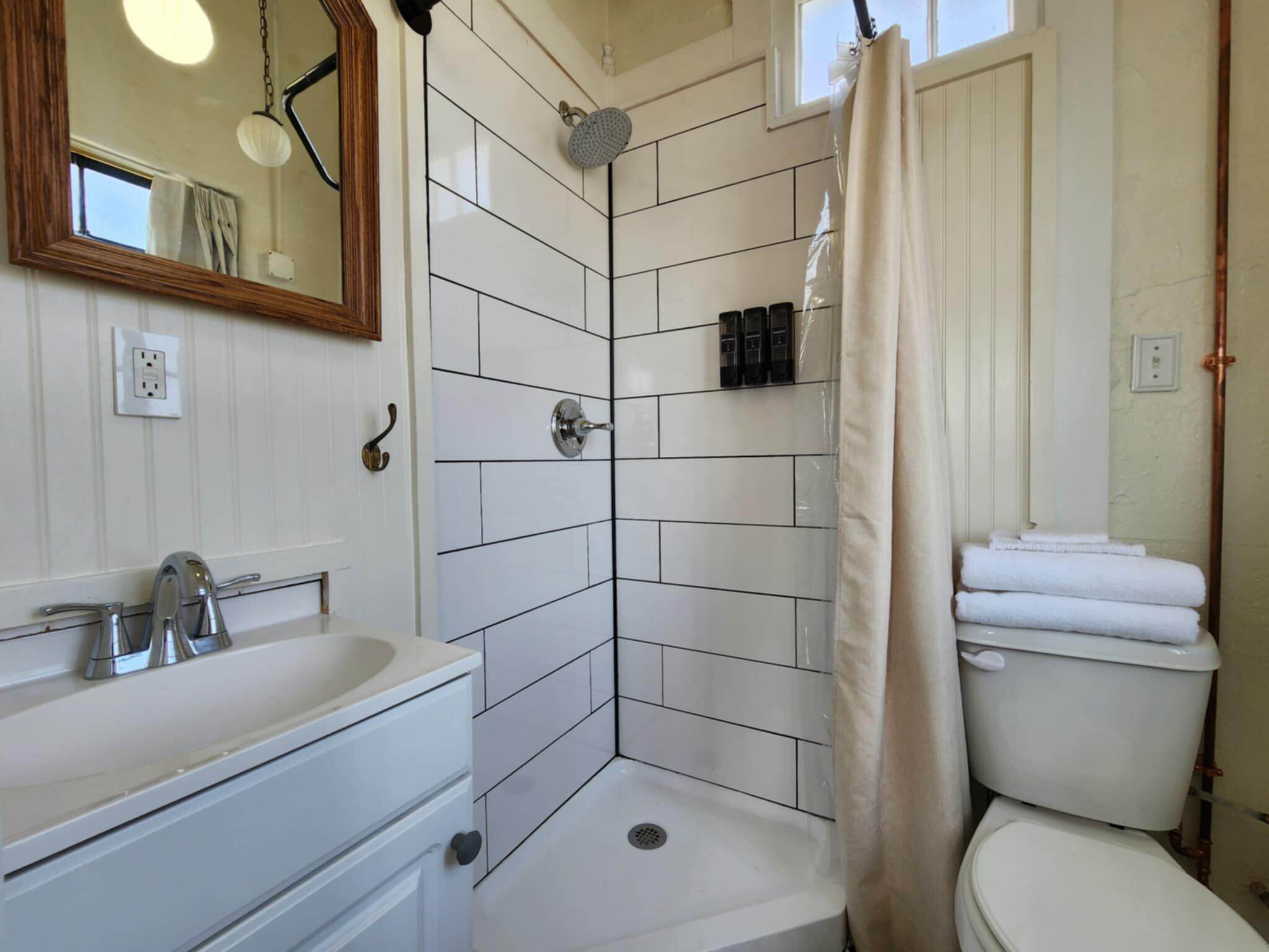 Douche, serviettes fournies, savon, shampoing