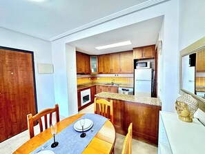 Leilighet, 2 soverom, balkong | Spisestue