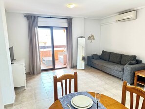 Apartment, 2 Schlafzimmer, Balkon | Wohnzimmer