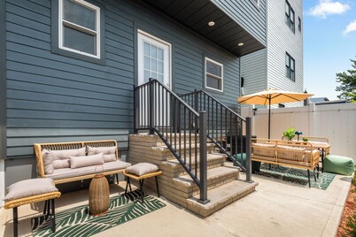 Luxe 2-Bedroom condo with AC, Fast WiFi, Private Patio,Gameroom 15minutes to NYC