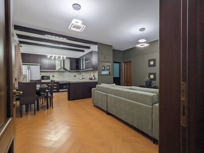 Classic Villa-spacious City Center Free Parking