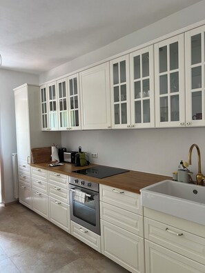 Kühlschrank, Mikrowelle, Ofen, Herdplatte