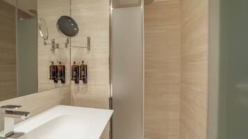 Ducha, secador de pelo, pantuflas, toallas