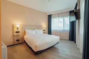 Family Room | In-room safe, desk, laptop workspace, blackout drapes - ABC HOTEL PORTO - CAMPANHÃ (Porto)