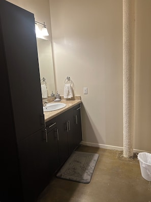 Dusche, Handtücher, Toilettenpapier