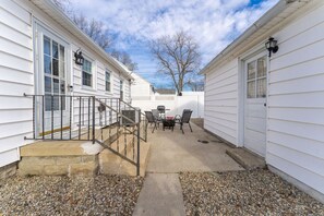 Outdoor dining - Cozy, clean, pet friendly - King bed, fenced yard (Terre Haute)