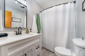 Hair dryer - Cozy, clean, pet friendly - King bed, fenced yard (Terre Haute)