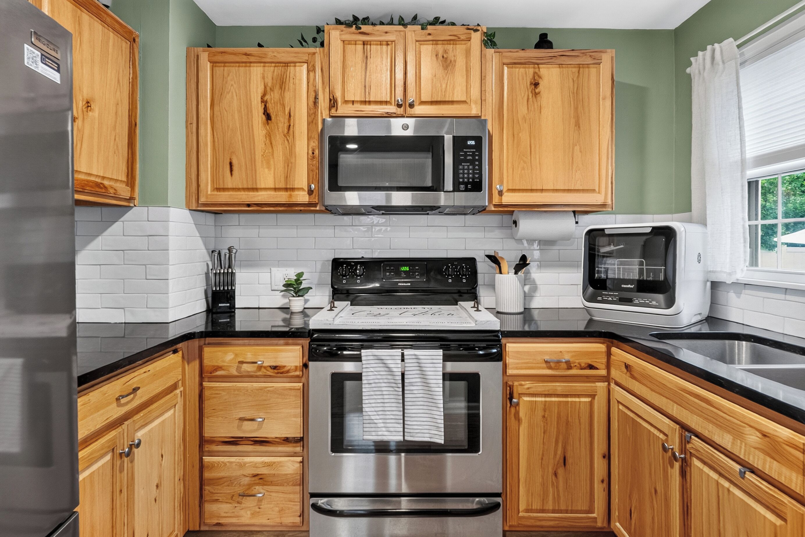 Coffee/tea maker, fridge, microwave, oven