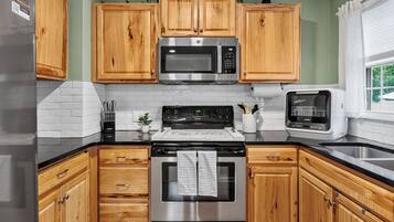 Coffee/tea maker, fridge, microwave, oven