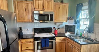 Charming 2-bedroom bungalow, pet friendly, King bed in Wonderful Terre Haute