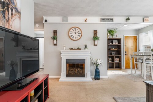 Cozy, clean, pet friendly - King bed, fenced yard