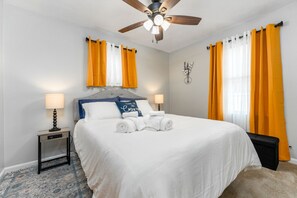 Iron/ironing board, travel cot, free WiFi, bed sheets - Cozy, clean, pet friendly - King bed, fenced yard (Terre Haute)