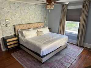 2 bedrooms, WiFi, bed sheets - Blue Ridge Bliss - Historic Roanoke Apt Near Carilion & Downtown - Pet Friendly (Roanoke)